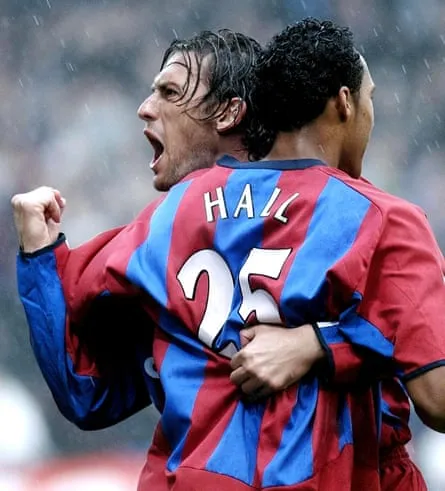 Tony Popovic célèbre avec son ancien coéquipier de Crystal Palace Fitz Hall au Selhurst Park en 2004