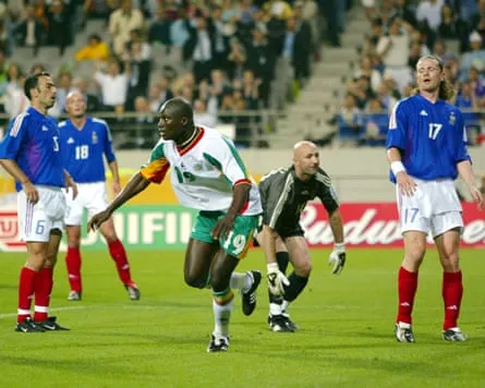 Papa Bouba Diop célèbre son but contre la France Papa Bouba Diop célèbre son but contre la France