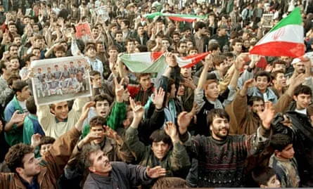 La qualification de l'Iran pour la Coupe du Monde 1998 a conduit les gens dans les rues de Téhéran, le centre-ville étant pratiquement à l'arrêt.