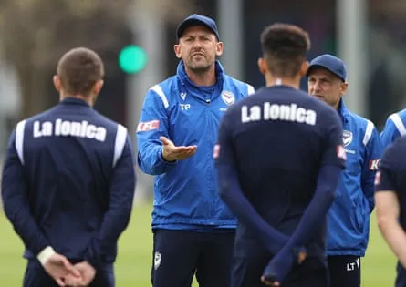Popovic s'adresse aux joueurs de Melbourne Victory en 2021 alors qu'il était entraîneur du club de l'A-League