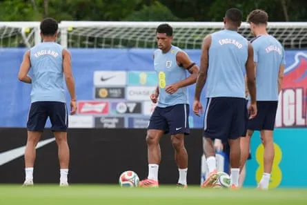 Jude Bellingham de l'Angleterre, au centre, à l'entraînement
