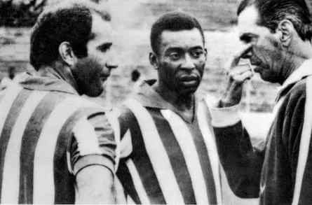 Pelé avec l'entraîneur du Brésil, João Saldanha, et son coéquipier Gérson en 1969.