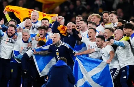 Célébration de la victoire de l'Écosse Les joueurs écossais et l'entraîneur Steve Clarke célèbrent après avoir obtenu leur qualification pour la Coupe du Monde 2026 après avoir battu le Danemark 4-2