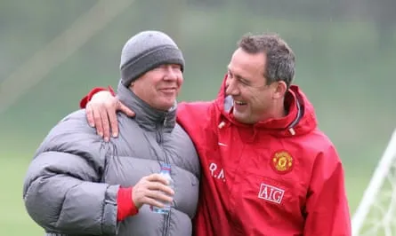 Sir Alex Ferguson discute avec René Meulensteen de Manchester United lors d'une séance d'entraînement de l'équipe première au Carrington Training Ground le 17 avril 2009 à Manchester, en Angleterre.