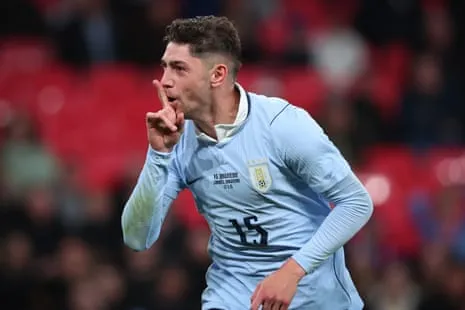 Federico Valverde célèbre en mettant son doigt sur sa bouche lors d'un match amical international contre l'Angleterre à Wembley