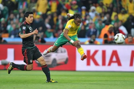 Le Sud-Africain Siphiwe Tshabalala (au centre) marque le but de son équipe contre le Mexique.