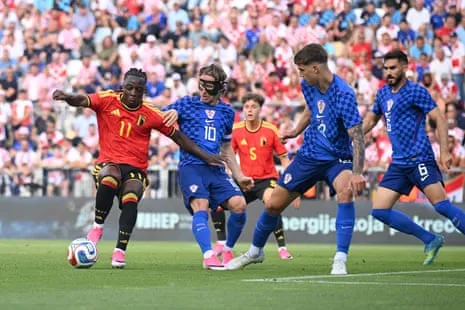 Jérémy Doku (à gauche) posant des problèmes à Luka Modric et à ses coéquipiers lors de l'amical de la Belgique contre la Croatie.