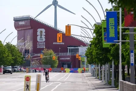 Le Stade de Toronto se profile au loin alors que les préparatifs pour le tournoi continuent dans la ville