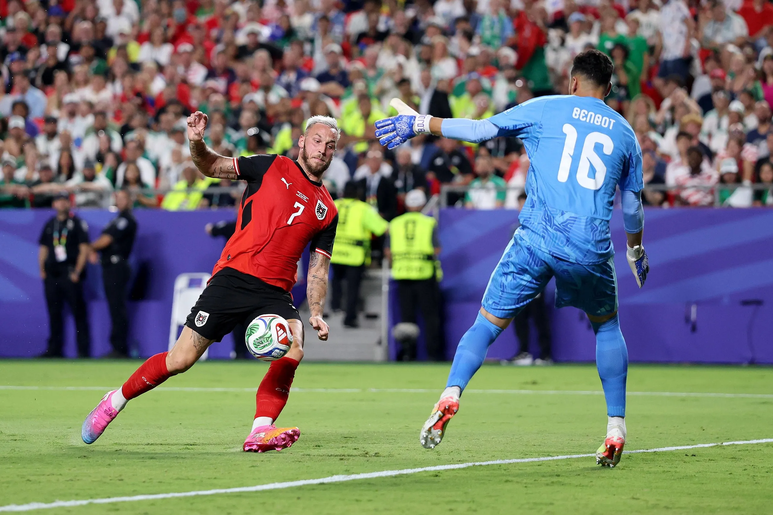 Marko Arnautovic scores for Austria!