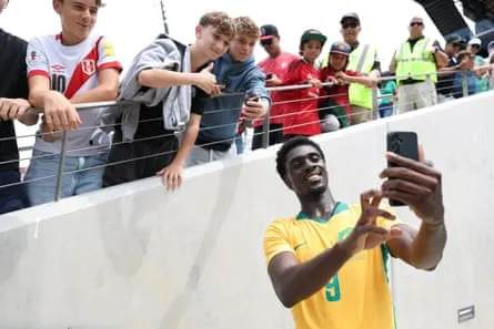 Mo Touré prend un selfie avec des fans Mo Touré prend un selfie avec des fans