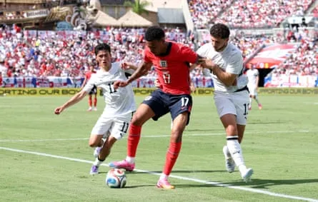 Morgan Rogers repousse un joueur néo-zélandais tout en contrôlant le ballon