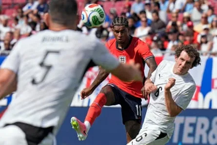 Marcus Rashford tire de loin