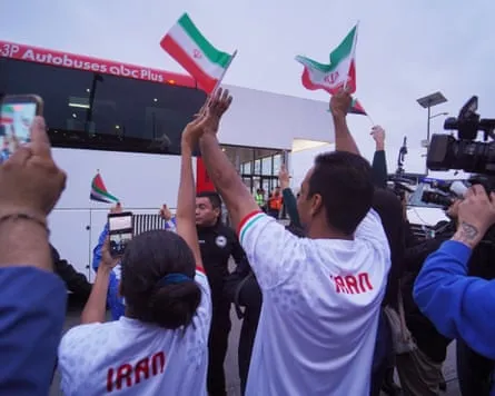 Fans accueillant l'équipe iranienne Un petit groupe de fans se rassemble à l'aéroport de Tijuana pour encourager l'équipe