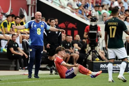 Steve Clarke réagit lors de l'amical entre l'Écosse et la Bolivie. Steve Clarke réagit lors de l'amical entre l'Écosse et la Bolivie.