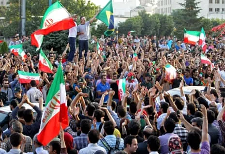 Les Iraniens célèbrent à la place Vanak au nord de Téhéran après que l'Iran a assuré sa qualification pour la Coupe du Monde 2014.