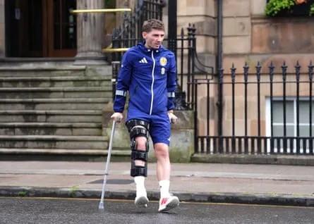 Blessure de Billy Gilmour Billy Gilmour sur des béquilles après sa blessure contre Curaçao