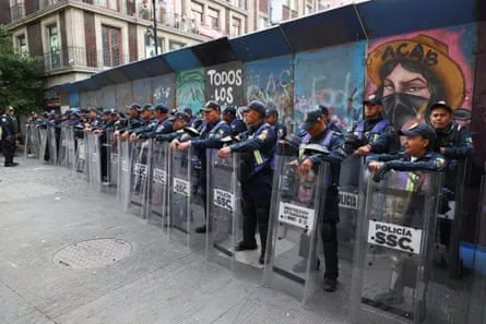 Sécurité à la zone des fans de Zocalo Des policiers veillent près de la zone des fans de Zocalo, où des enseignants dissidents ont installé un campement pour demander des salaires et des retraites plus élevés