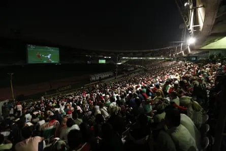 Les Iraniens au stade Azadi à Téhéran regardent le match de groupe de la Coupe du Monde 2018 entre le Portugal et l'Iran.