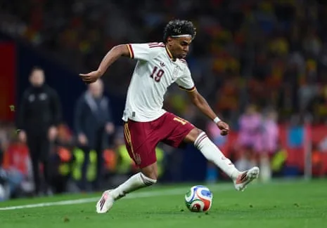 Lamine Yamal de l'Espagne court avec le ballon lors d'un match amical international contre l'Égypte