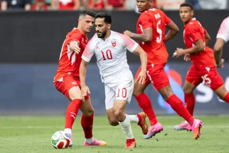 Mousa Al-Tamari contrôle le ballon lors du match amical entre la Jordanie et la Suisse.
