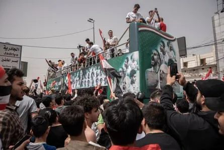 Les joueurs de football de l'équipe nationale irakienne arrivent en bus pour célébrer leur qualification pour la Coupe du Monde le 4 avril 2026 à Bagdad, en Iraq.