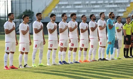 Les joueurs iraniens lors de l'hymne national avant un match amical contre la Gambie en Turquie la semaine dernière.