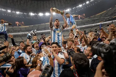 Lionel Messi tenant la Coupe du Monde Lionel Messi tenant la Coupe du Monde au stade de Lusail à Doha