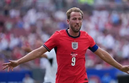 Harry Kane s'éloigne du but après avoir marqué avec les bras écartés