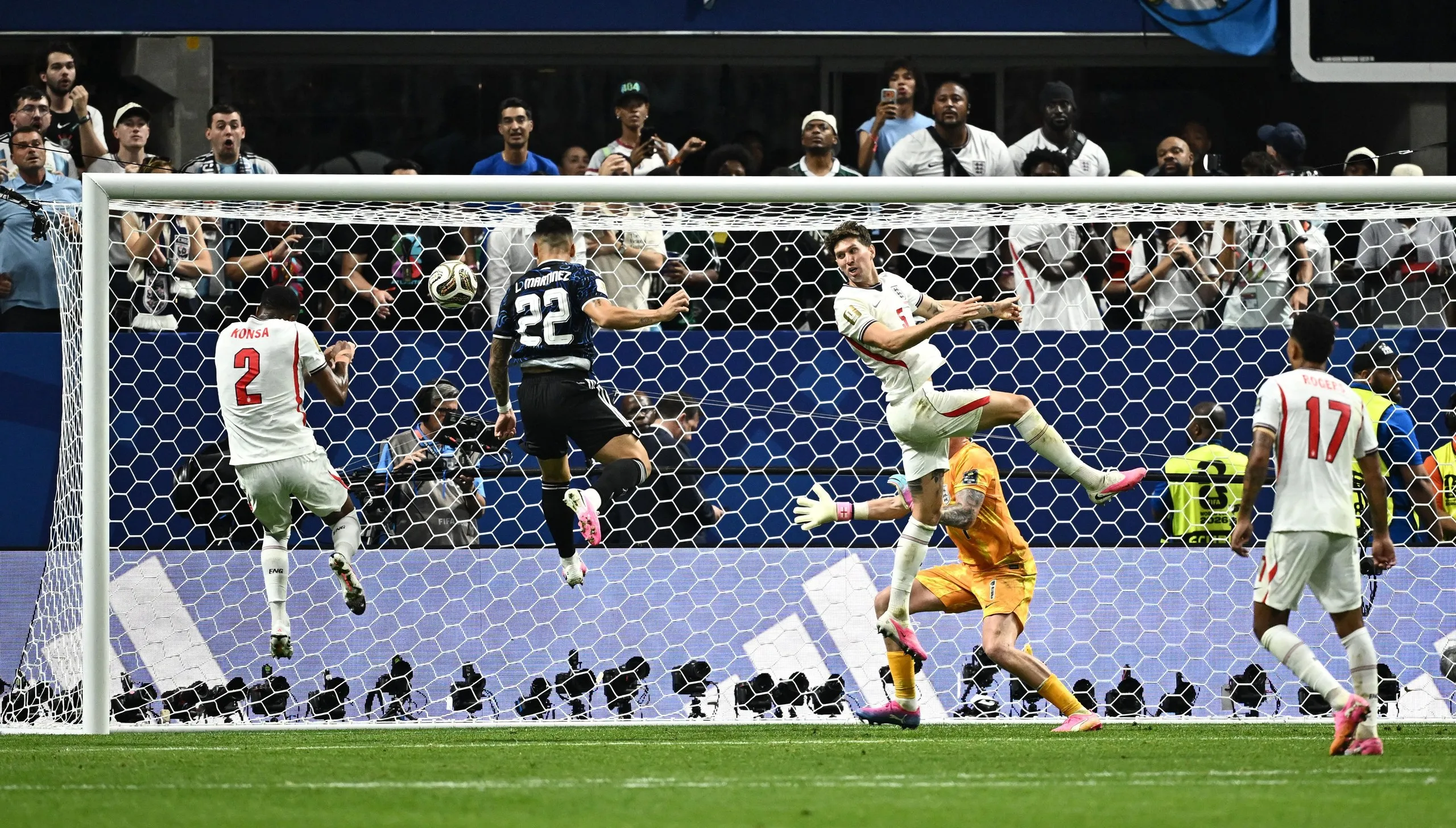 Lautaro Martínez climbs high to nod home Argentina’s late winner