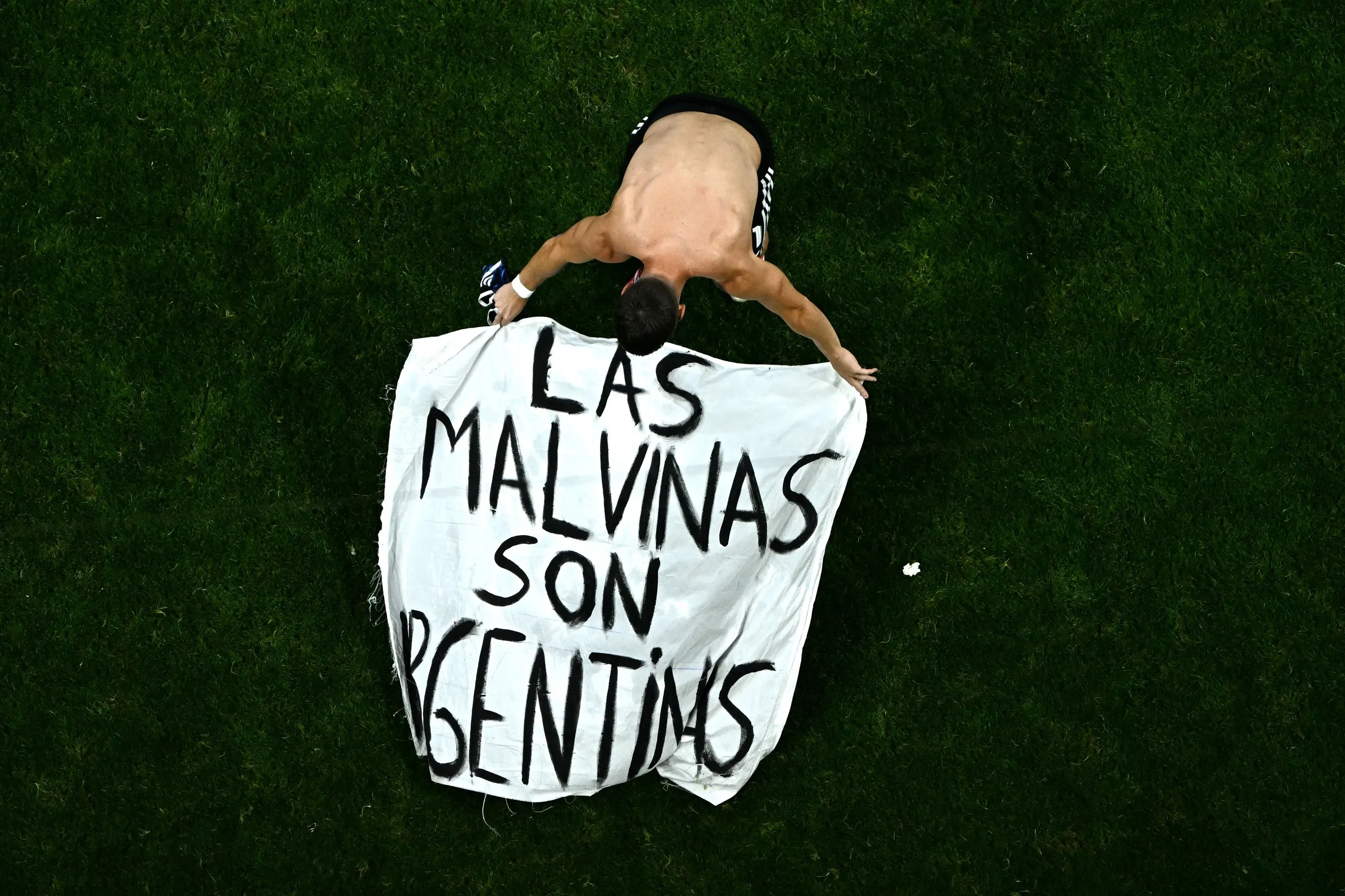 Argentina’s Giovani Lo Celso with the ‘Las Malvinas son Argentinas’ banner.