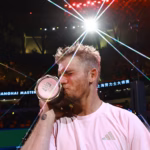 Alejandro Davidovich remporte le Masters 1.000 de Shanghái, un premier titre pour l’Espagne