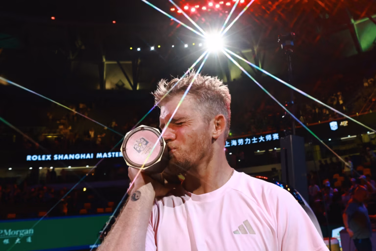 Alejandro Davidovich remporte le Masters 1.000 de Shanghái, un premier titre pour l’Espagne