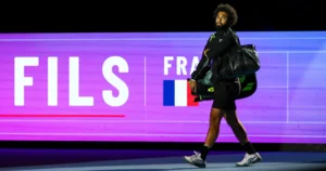 Arthur Fils se retire blessé à Bâle mais reste confiant pour Paris