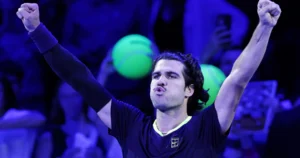 Alcaraz s’impose face à Khachanov et atteint les huitièmes à Vienne