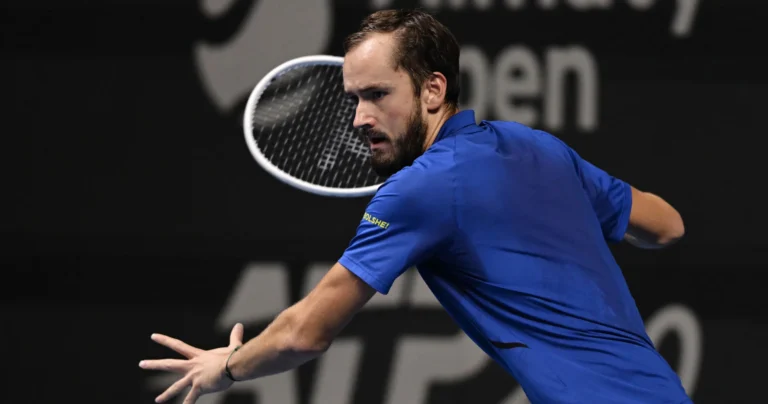 Medvedev à une victoire de la première défense de titre de sa carrière après le retrait de Bublik à Almaty