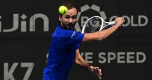Daniil Medvedev remporte son premier titre défendu à Almaty après un retour
