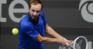Medvedev loue Sinner et Alcaraz après sa victoire à Almaty