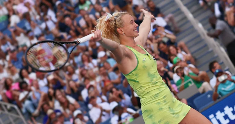 Katerina Siniakova remporte le titre à Osaka, un exploit 10 ans après sa défaite en finale